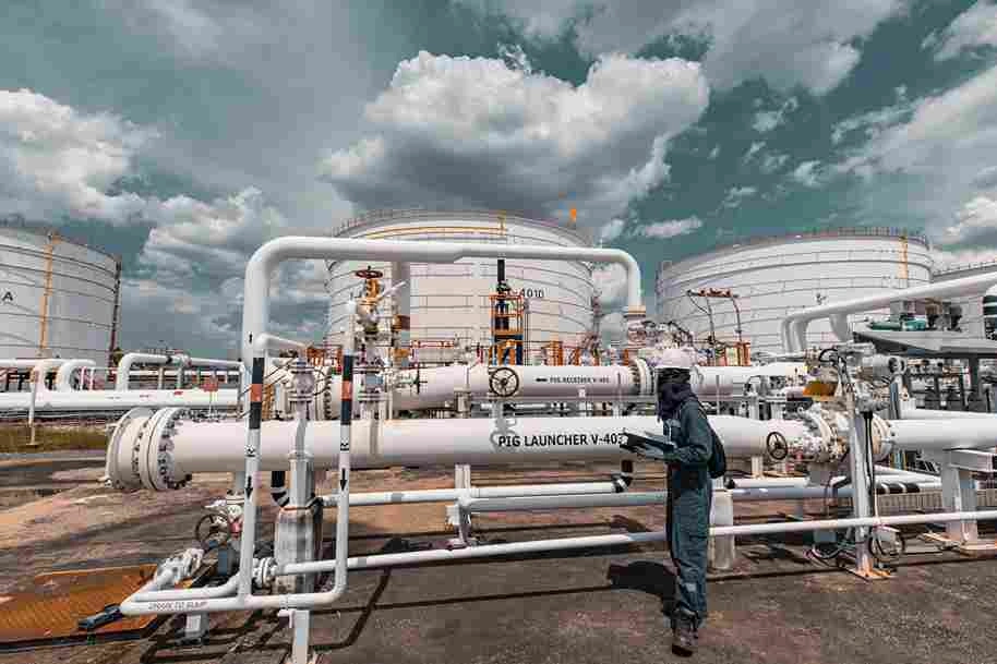 https://ukmech.uk/wp-content/uploads/2024/10/male-worker-inspection-steel-long-pipes-pipe-elbow-station-oil-factory-refinery-valve-visual-check-record_11zon.webp